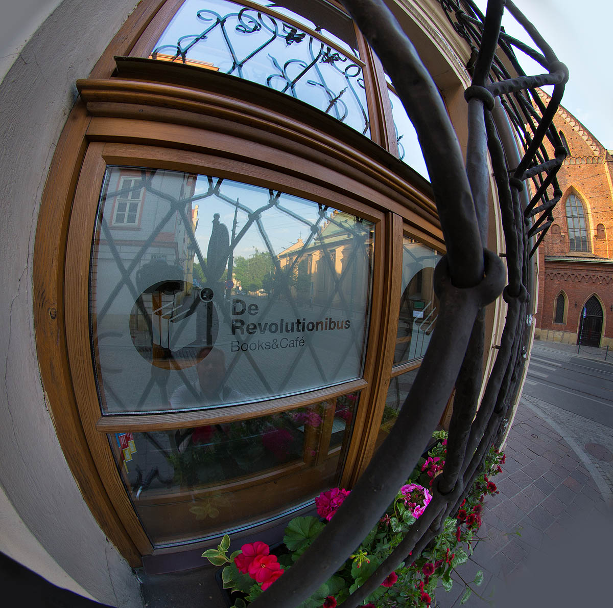Krak�w, Book-Cafe De Revolutionibus, Fish Eye