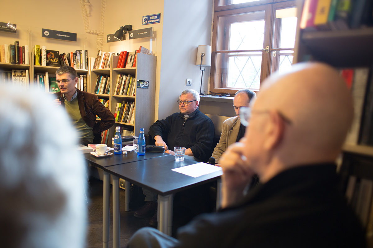 De Revolutionibus. Books&Cafe
