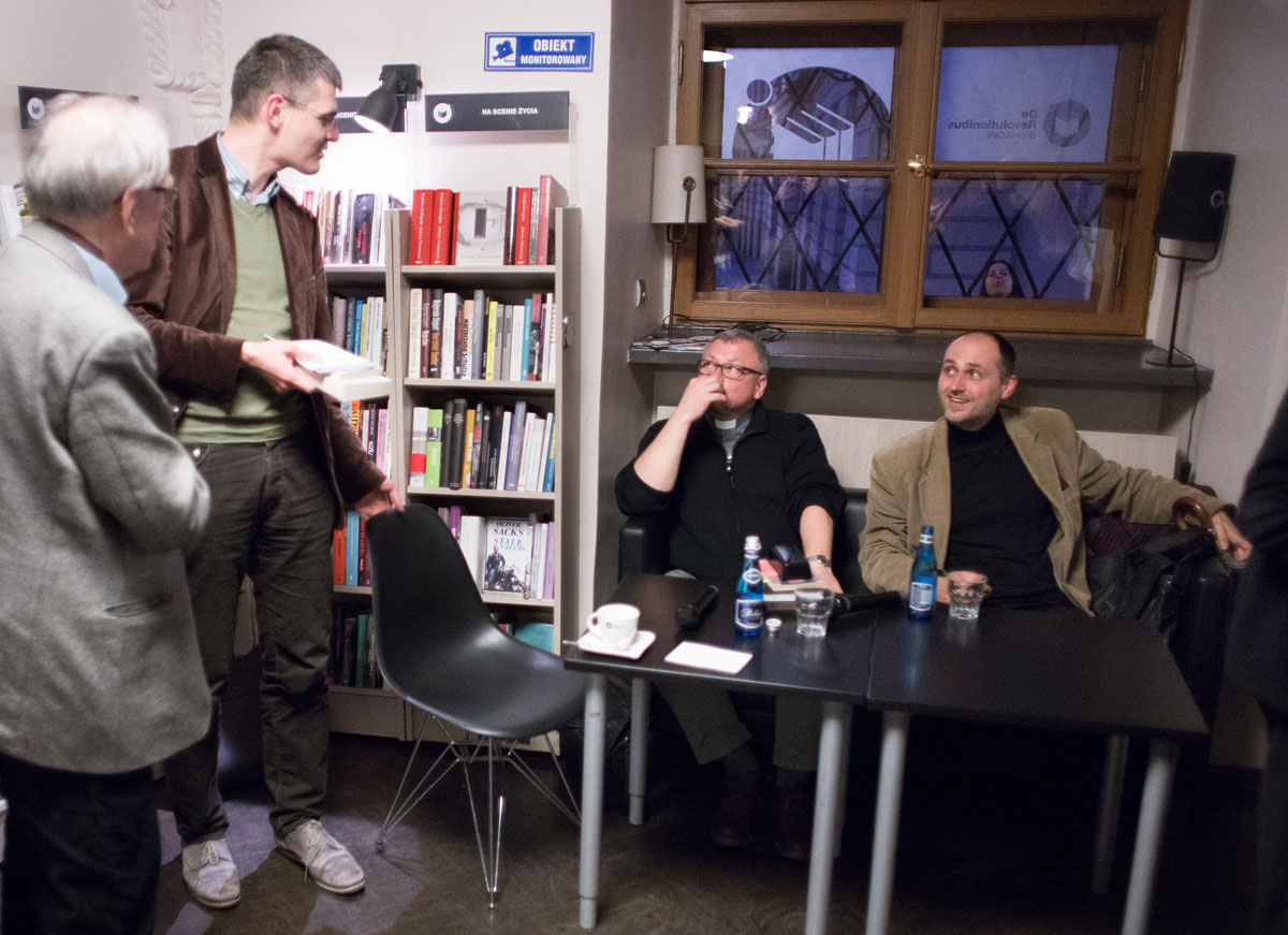 De Revolutionibus. Books&Cafe