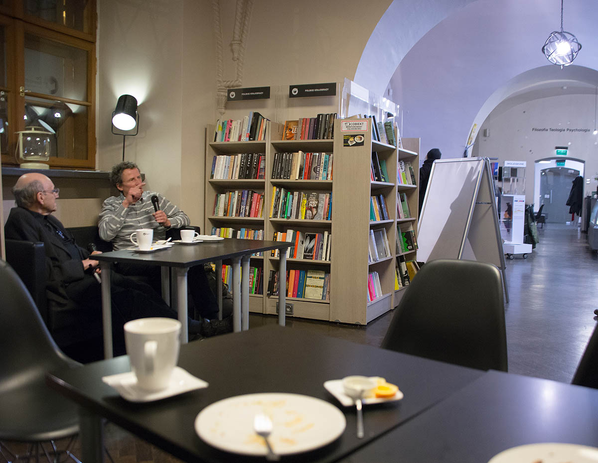 De Revolutionibus. Books&Cafe