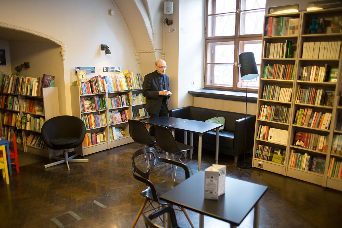 de revolutionibus books&cafe