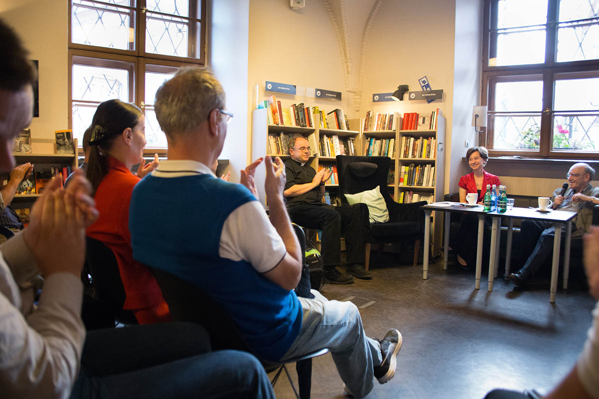 De Revolutionibus. Books&Cafe
