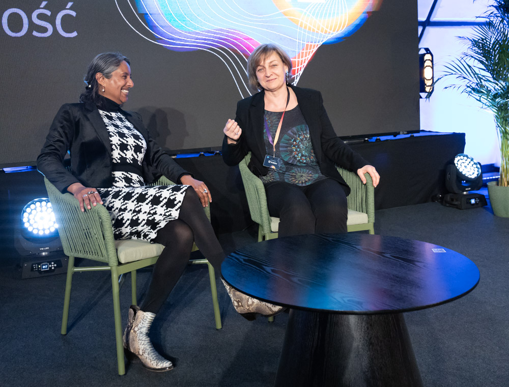 Hiranya Peiris, Dorota Gondek-Rosińska